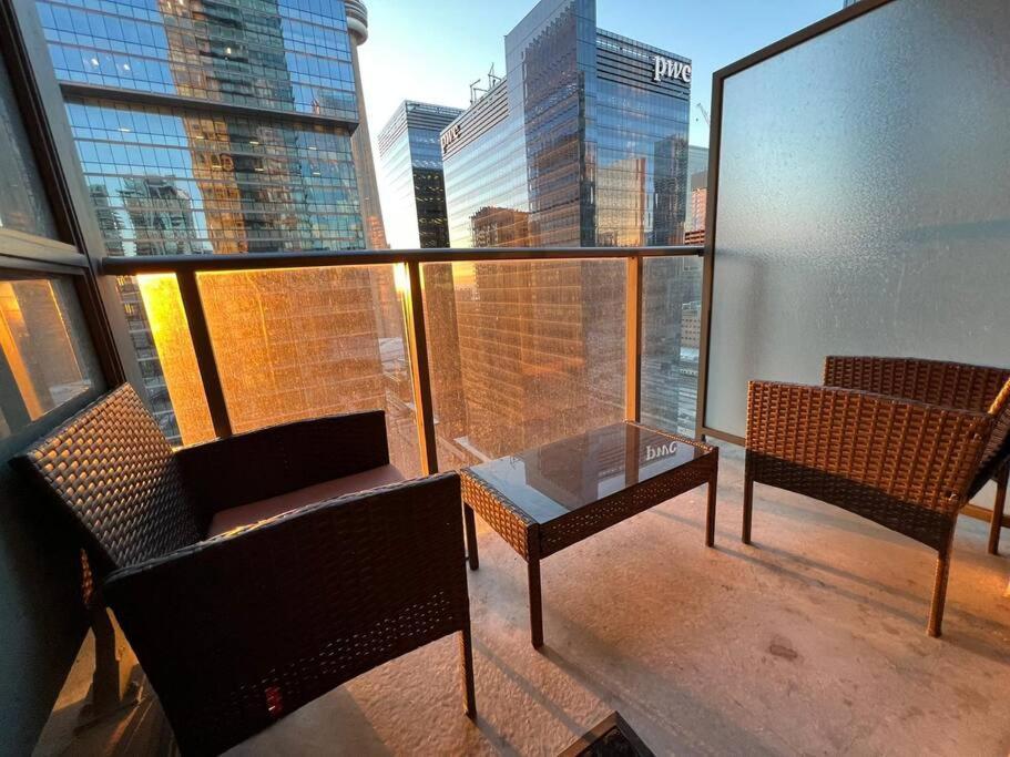 Prestigious 2-Bdrm Condo - Across From Scotiabank Arena Toronto Luaran gambar