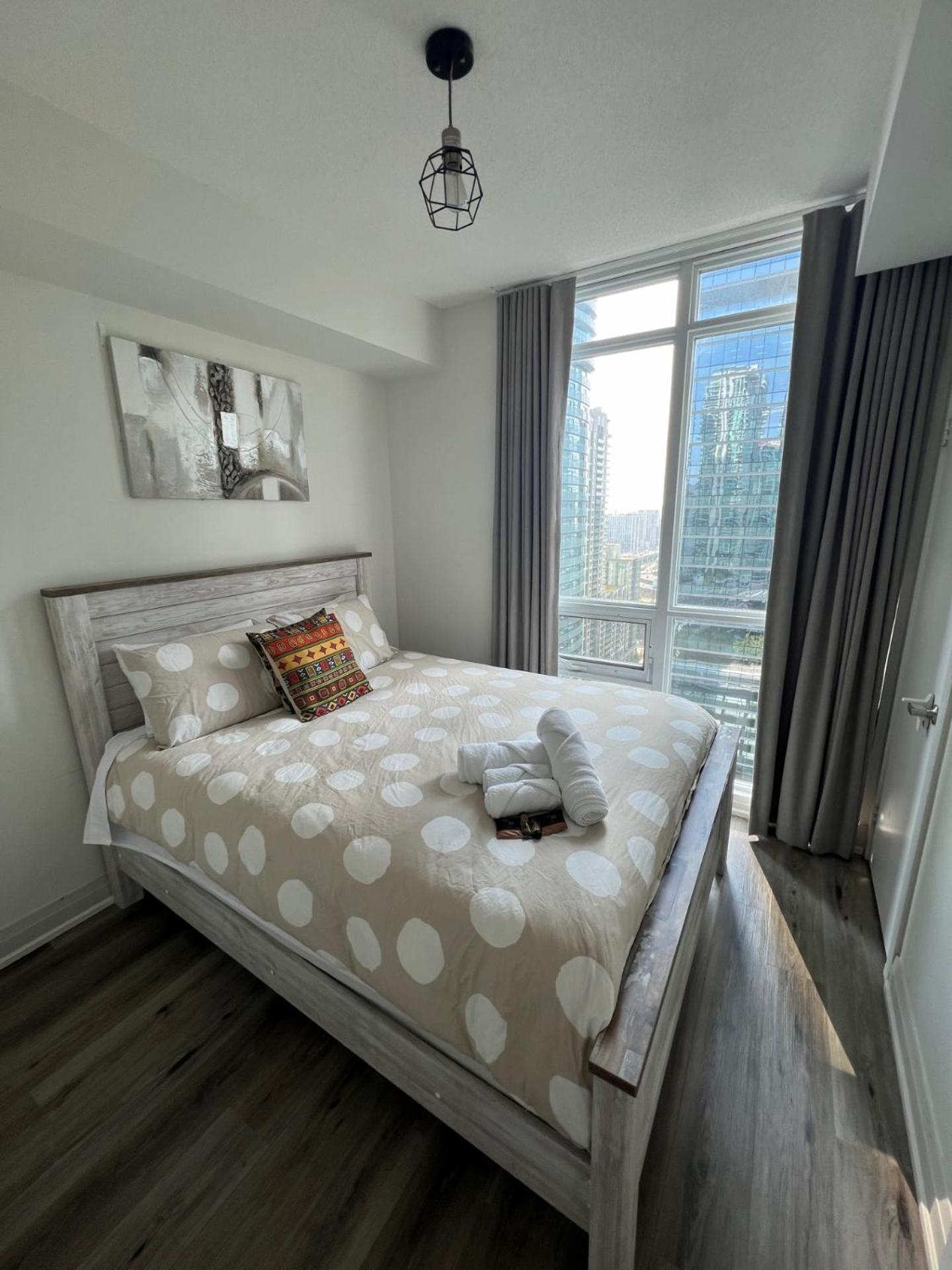 Prestigious 2-Bdrm Condo - Across From Scotiabank Arena Toronto Luaran gambar
